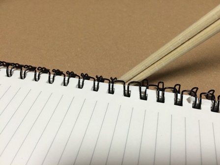ringnote割りばしをリングの上に上げていく